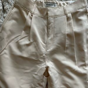 Abercrombie trousers cream color, size M NWT